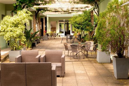 Jardín con asientos por la tarde