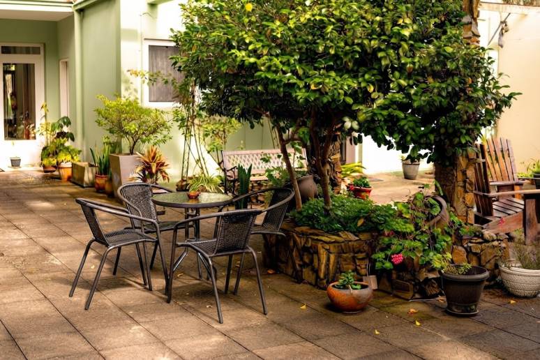 Patio jardín interior con mesas y sillas