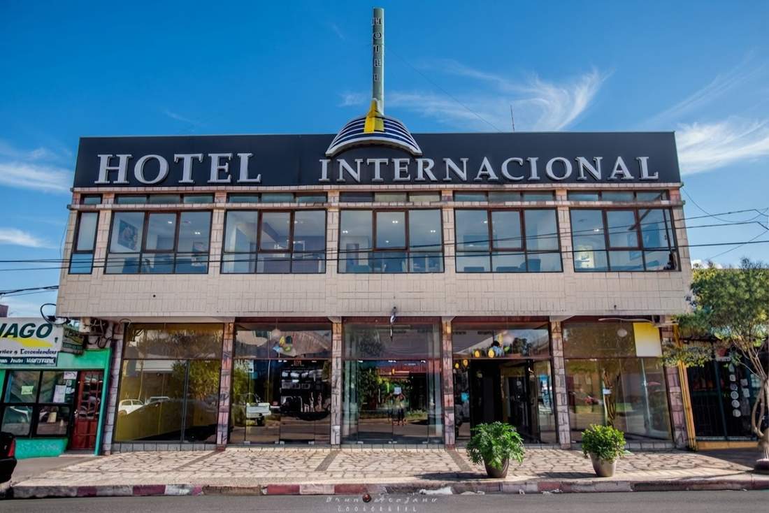 Fachada del hotel sobre Avenida Brasil